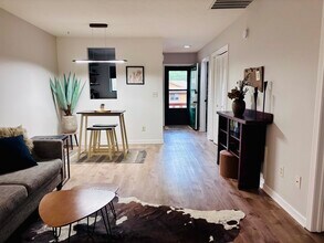 551 Courtwood Ln, Unit #5 in Hendersonville, NC - Foto de edificio - Building Photo