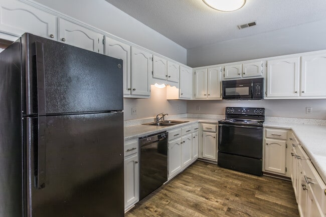 Weatherstone Apartments in Horn Lake, MS - Building Photo - Interior Photo