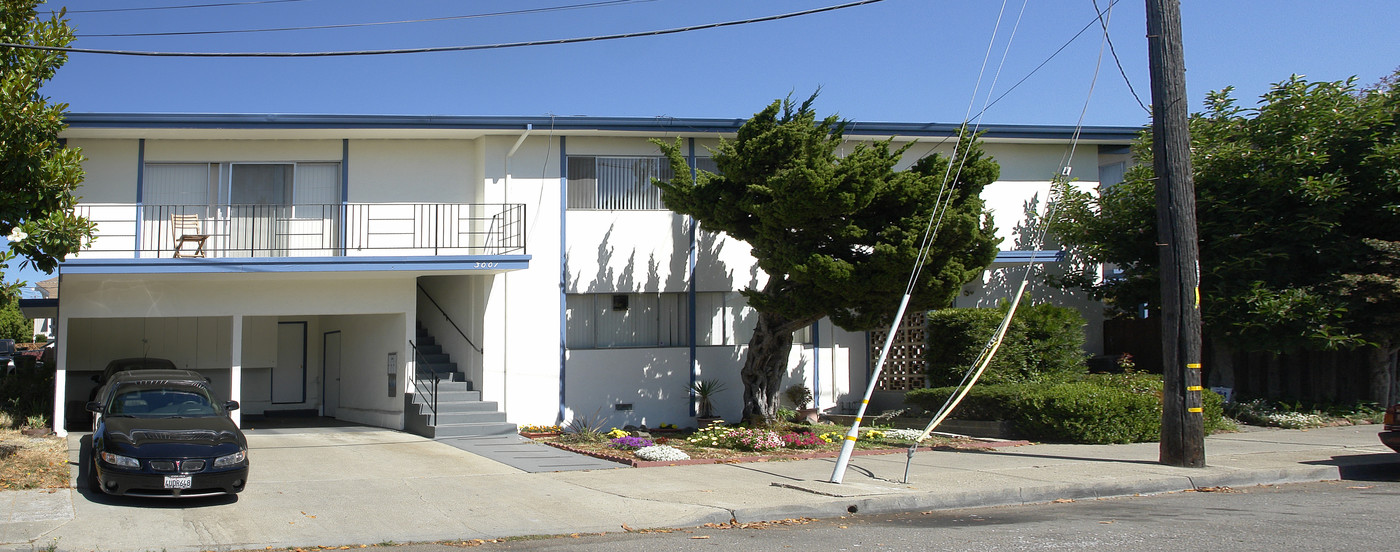 3001 Pleitner Ave in Oakland, CA - Building Photo