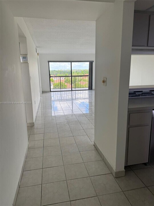 10145 NW 9th St Cir in Miami, FL - Building Photo