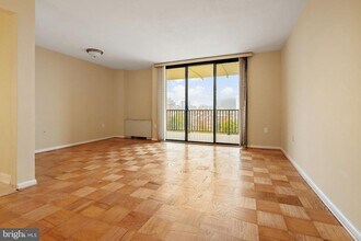 4242 East-West Hwy in Chevy Chase, MD - Building Photo - Building Photo