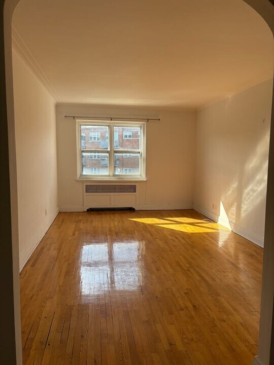 5805 Côte Saint Luc Rd in Hampstead, QC - Building Photo