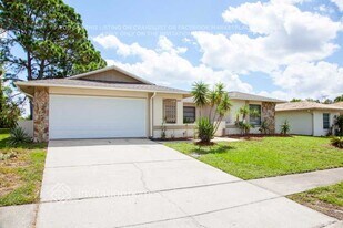 8022 Idle Briar Ln in Port Richey, FL - Building Photo