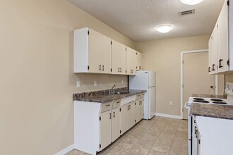 Thompson Court in Medicine Hat, AB - Building Photo - Building Photo