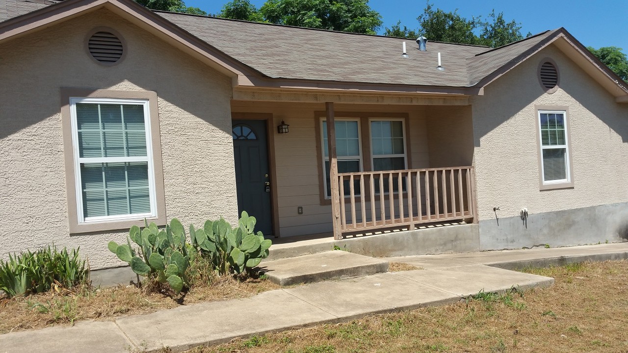 Gordon St. Properties in San Marcos, TX - Building Photo