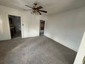 211 Woodlawn Ave, Unit 211 in Munhall, PA - Building Photo - Building Photo