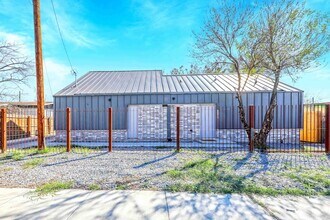 2301 Ligarde St in Laredo, TX - Foto de edificio - Building Photo