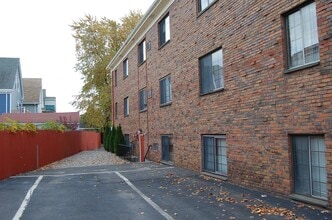 75 Winthrop St, Unit 15 in Everett, MA - Foto de edificio - Building Photo