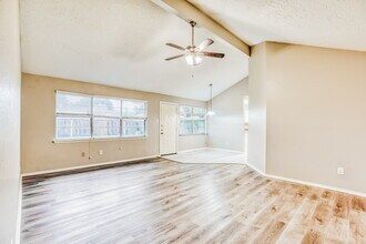 20115 Woodhall Ln in Humble, TX - Foto de edificio - Building Photo