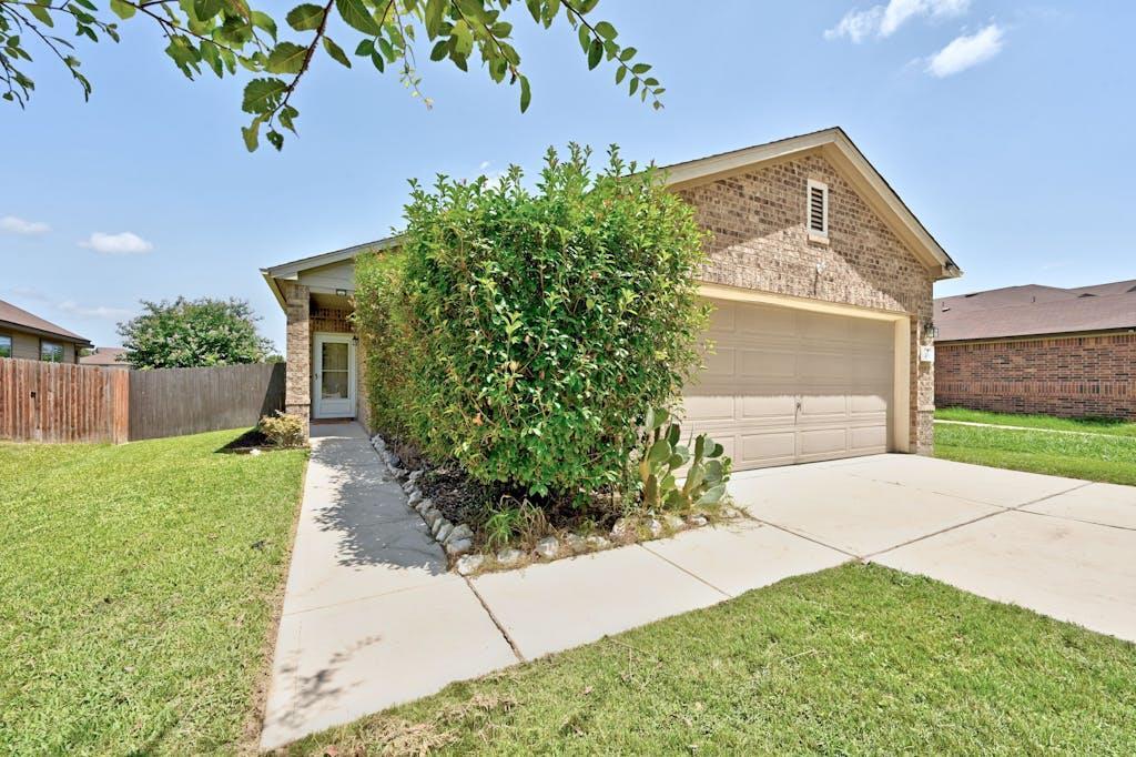 451 New Bridge Dr in Kyle, TX - Building Photo