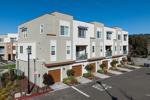 Estaire Luxury Townhomes in Fairfield, CA - Building Photo