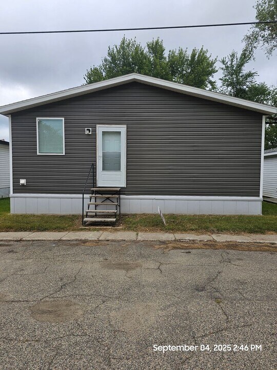 209 Holiday Park Village in Jamestown, ND - Building Photo