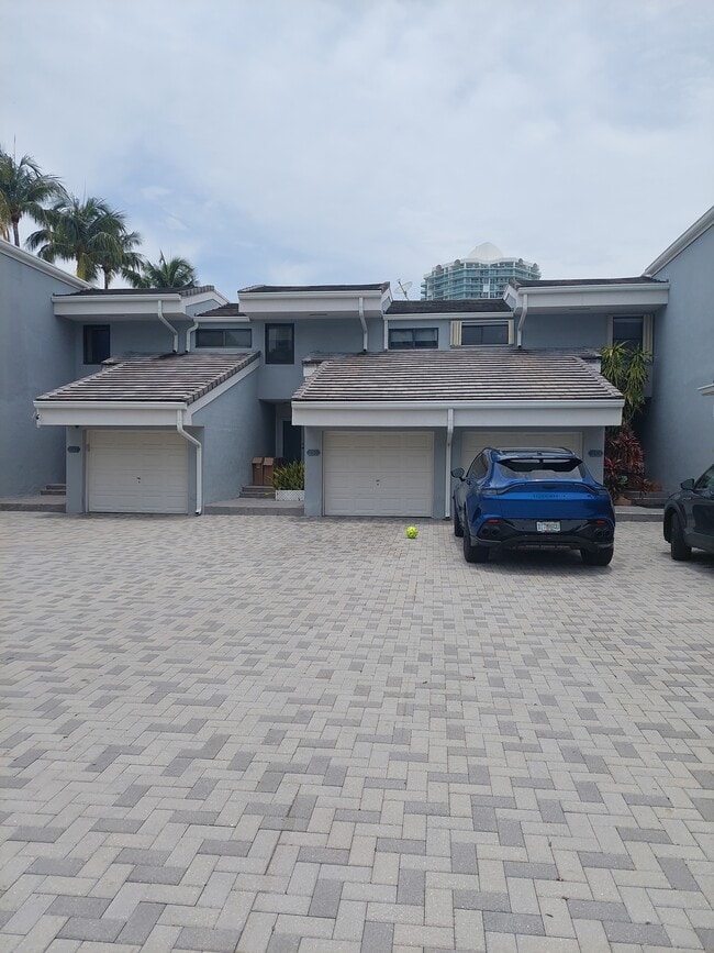 255 Poinciana Island Dr in Sunny Isles Beach, FL - Foto de edificio - Building Photo