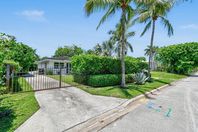 321 E Lakewood Rd in West Palm Beach, FL - Building Photo - Building Photo