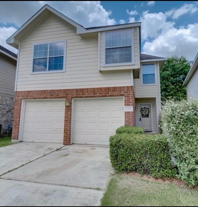 8207 Spring Wind Ln in Houston, TX - Foto de edificio