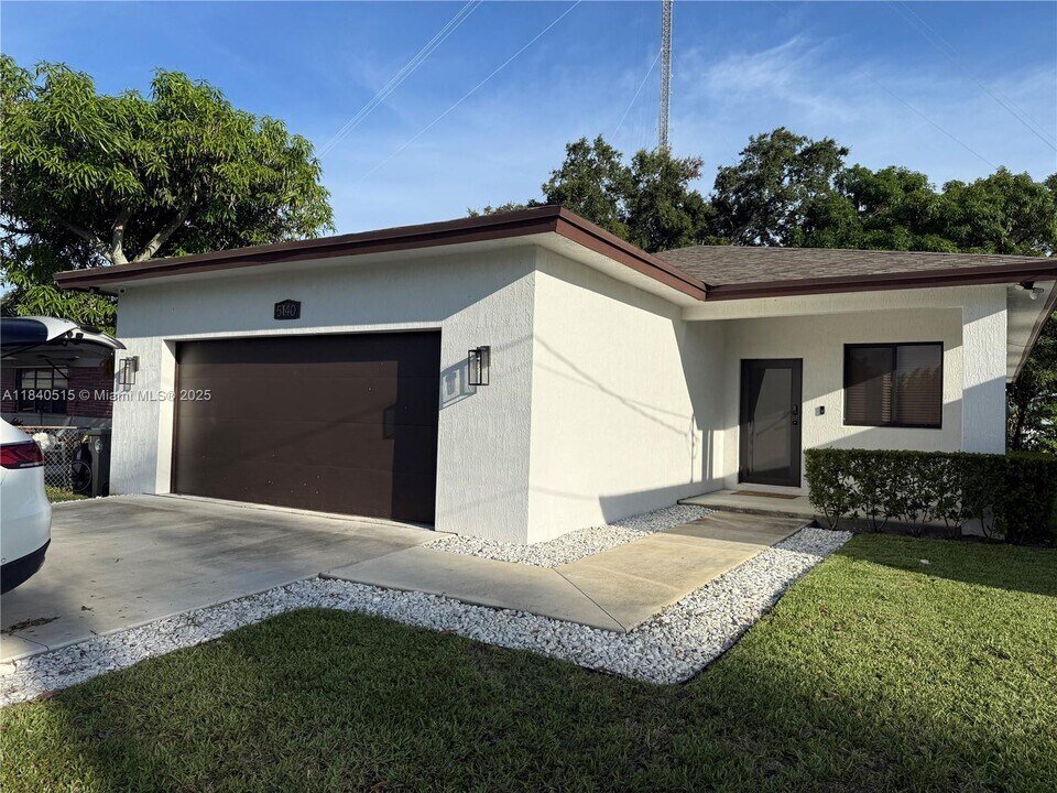 5140 SW 24th St in West Park, FL - Building Photo