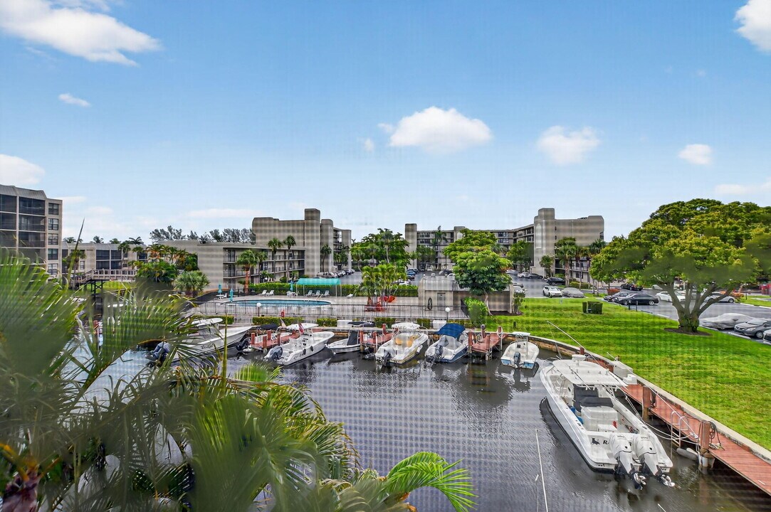 4 Royal Palm Way in Boca Raton, FL - Building Photo
