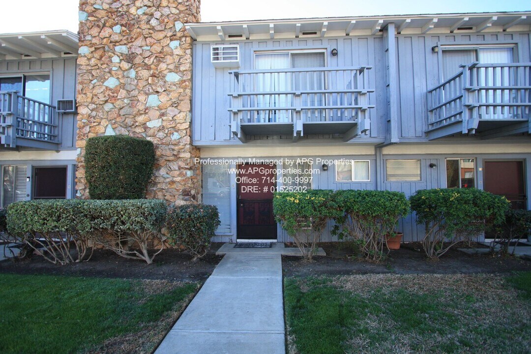 315 N Acacia Ave in Fullerton, CA - Foto de edificio