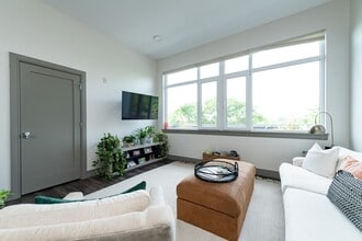408 Mystic Ave, Unit 306 in Somerville, MA - Foto de edificio - Building Photo