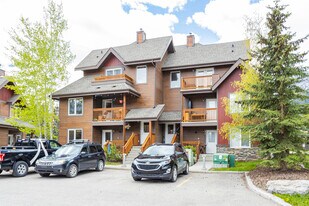 100 Rundle Dr in Canmore, AB - Building Photo