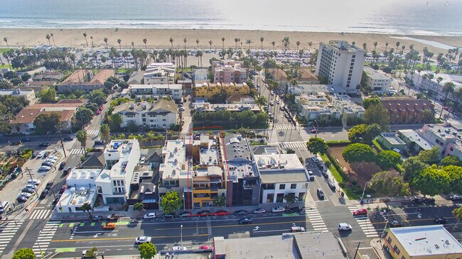 2216 Main St, Unit TH in Santa Monica, CA - Foto de edificio - Building Photo