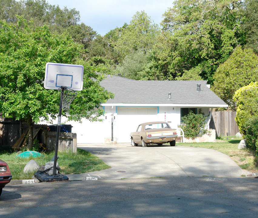 425-427 Pheasant Ln in Santa Rosa, CA - Foto de edificio