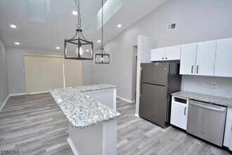 125 Sapphire Ln in Franklin Township, NJ - Foto de edificio - Building Photo