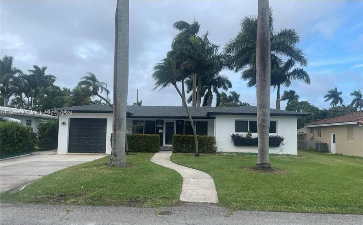 1319 Buchanan St in Hollywood, FL - Building Photo