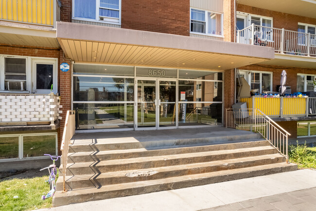 8650 Jean-Brillon Rue in Montréal, QC - Building Photo - Building Photo