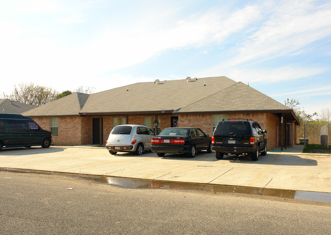 7627 Windsor Oaks in San Antonio, TX - Foto de edificio - Building Photo