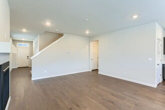 9212 SW Vermillion Dr in Tualatin, OR - Foto de edificio - Building Photo