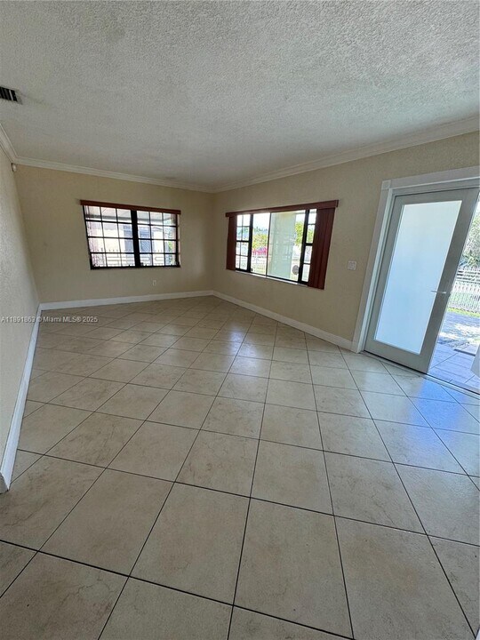 110 W 44th St in Hialeah, FL - Building Photo
