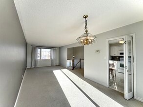 2294 Wyandotte Dr in Oakville, ON - Building Photo - Building Photo