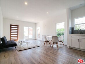 2951 Francis Ave in Los Angeles, CA - Building Photo - Building Photo