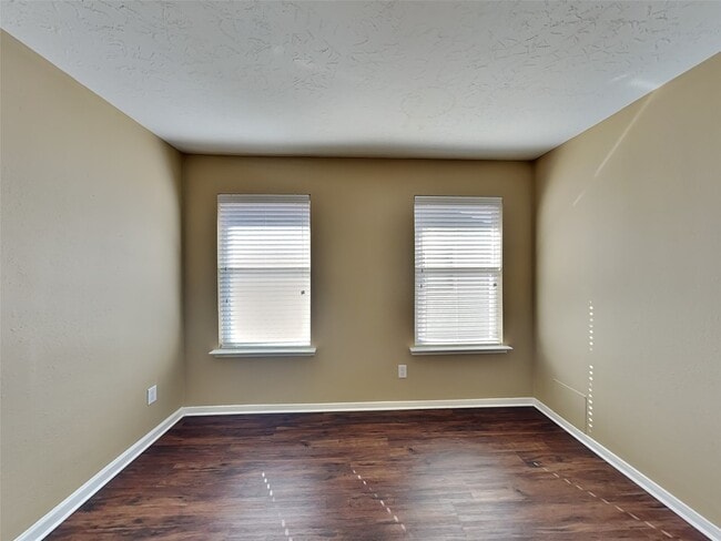 913 Almond St in Baytown, TX - Building Photo - Building Photo