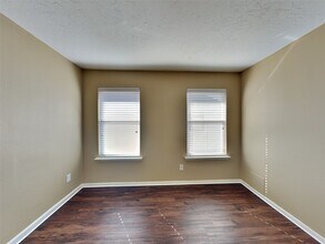 913 Almond St in Baytown, TX - Foto de edificio - Building Photo