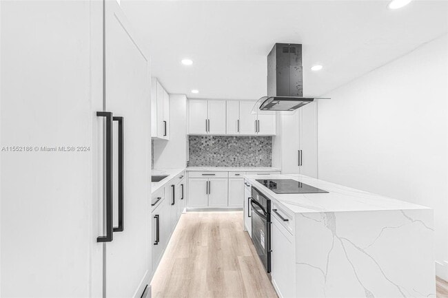 216 NE 160th St in Miami, FL - Foto de edificio - Building Photo