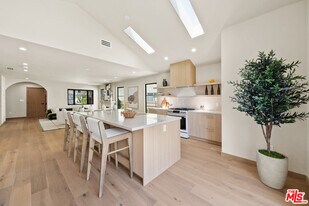 14742 Weddington St in Sherman Oaks, CA - Building Photo
