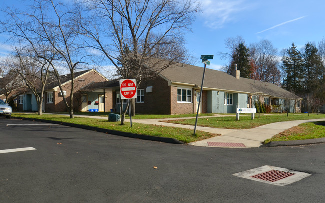 Maple Village in Unionville, CT - Foto de edificio - Building Photo