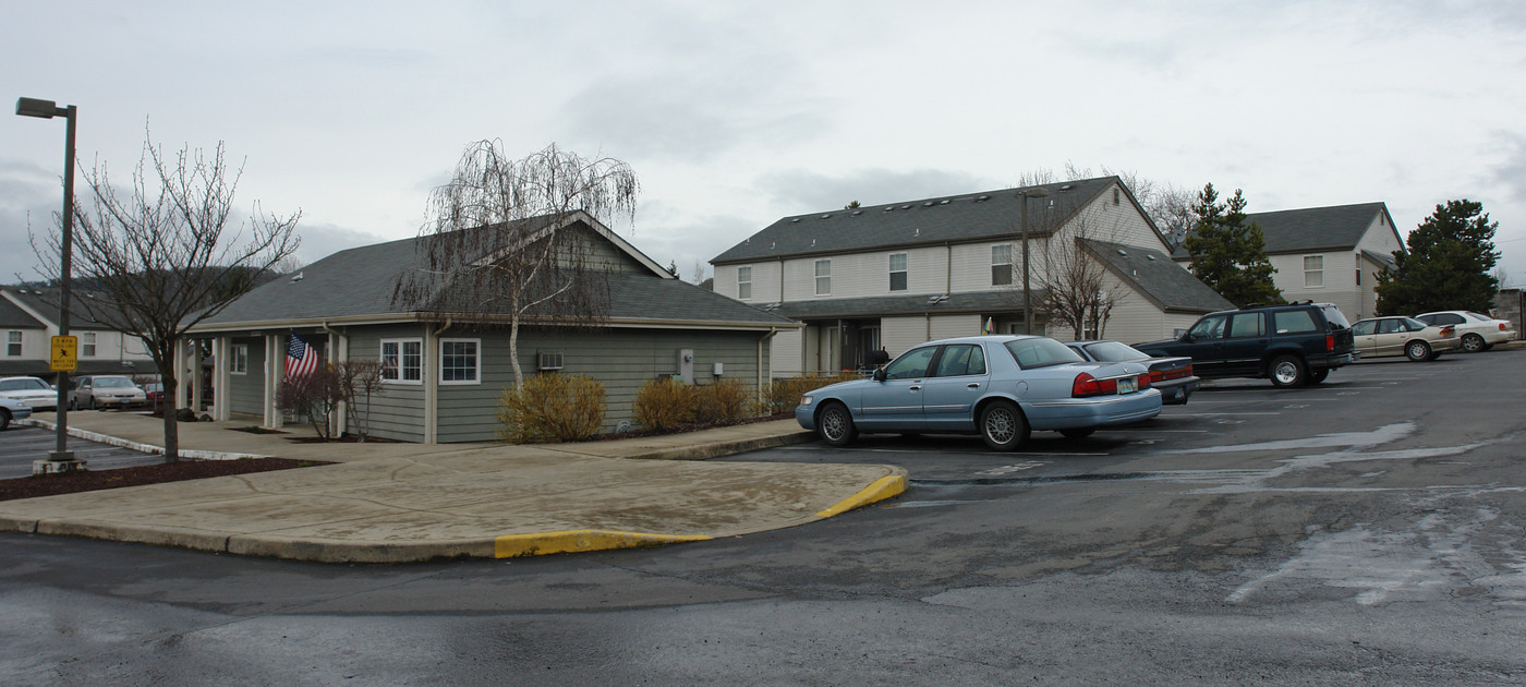 Vine Street Court in Roseburg, OR - Building Photo