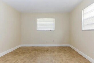 7447 Douglas St in Hollywood, FL - Building Photo - Building Photo