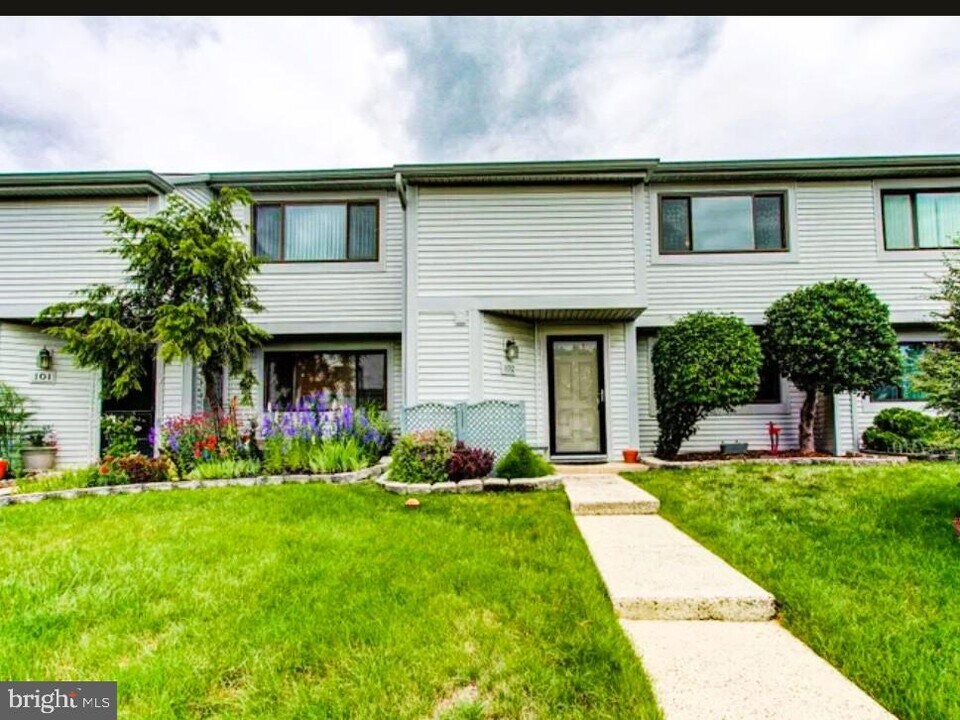 102 Revere Dr in Harleysville, PA - Building Photo