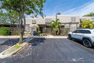 1424 NW 113th Way in Pembroke Pines, FL - Building Photo