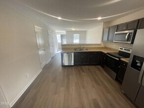 2044 Wiggins Village Dr in Youngsville, NC - Foto de edificio - Building Photo