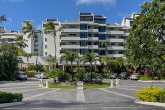 Esplanade in Honolulu, HI - Building Photo - Building Photo