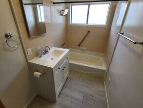 5016 137th St in Hawthorne, CA - Building Photo - Building Photo