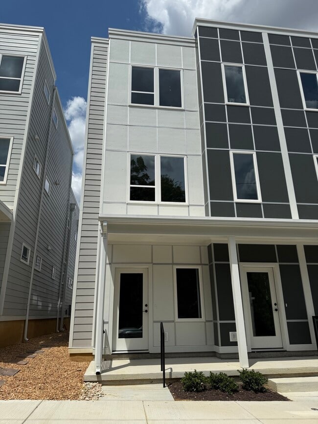 property at 911 Bainbridge St