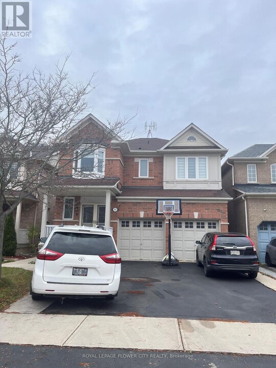 11 Hardgate Crescent in Brampton, ON - Building Photo