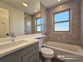 535 W Aldine Ave, Unit 211 in Chicago, IL - Foto de edificio - Building Photo