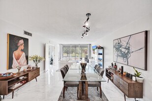 545 Oaks Ln in Pompano Beach, FL - Building Photo